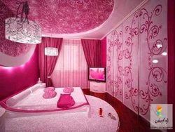 Ружовыя шпалеры ў інтэр'еры спальні