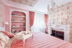 Ружовыя шпалеры ў інтэр'еры спальні