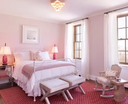 Pink wallpaper in the bedroom interior