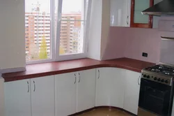 Падваконнік на маленькай кухні фота