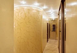 Koridor fotoşəkilində dekorativ gips qabıq böcəyi