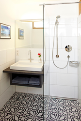 Ванная комната с душевой из плитки дизайн белая