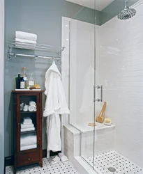 Plitələrdən hazırlanmış duşlu vanna otağı dizaynı ağ