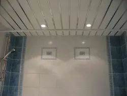 Точечный светильник в пластиковый потолок в ванной фото
