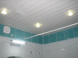 Banyoda fotoşəkildə plastik tavanda diqqət mərkəzindədir