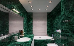 Мрамордан жасалған заманауи дизайндағы ванна бөлмесінің фотосы