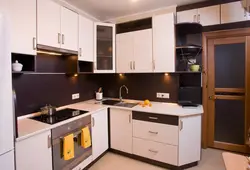 Светлые кухонные гарнитуры фото угловые для маленькой кухни