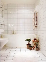 Плиткалары бар ақ ванна бөлмесінің дизайны