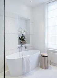 Плиткалары бар ақ ванна бөлмесінің дизайны