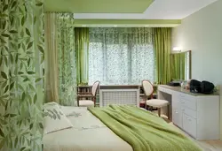 Зеленые шторы в интерьере спальни