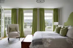 Зялёныя шторы ў інтэр'еры спальні