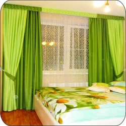 Зеленые шторы в интерьере спальни
