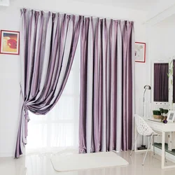 Фиолетовые шторы в интерьере гостиной