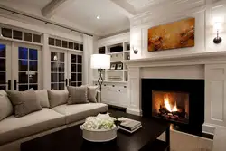 Klassik bir şömine ilə bir evdə oturma otağı dizayn fotoşəkili