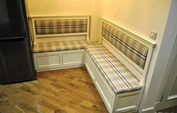 Кутняя канапа на кухню са спальным месцам у інтэр'еры