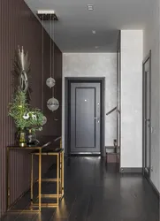 Combination of colors in the interior with brown in the hallway