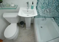 Маленькая сумешчаная ванна з туалетам у хрушчоўцы дызайн