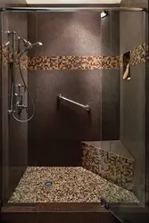 Душқа арналған тақтайшасы бар ванна бөлмесінің дизайны