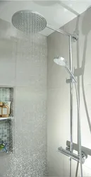 Yağış duşu fotoşəkili olan vanna otağı