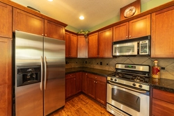 Кухня с золотым холодильником фото