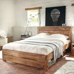 Деревянная кровать в интерьере спальни фото