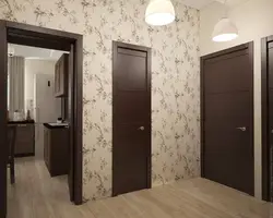 Qaranlıq qapılar foto mənzil ilə koridorda divar kağızı