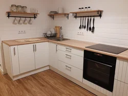 Кухни без верхних шкафов с пеналом и холодильником фото