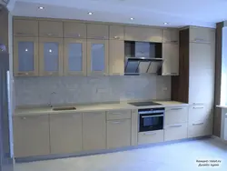 Фото линейной кухни с холодильником