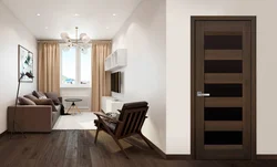 Светлый интерьер квартиры с коричневыми дверьми