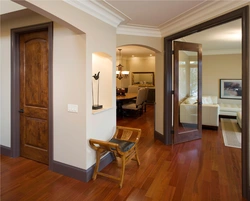 Светлый интерьер квартиры с коричневыми дверьми