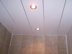 Пластиковый потолок у ванну дизайн фото