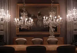 Хрустальная люстра в современном интерьере гостиной