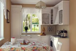 Дизайн кухни в доме с двумя окнами по одной стене