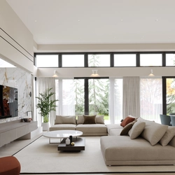 Дизайн гостиной в доме в современном стиле с большими окнами