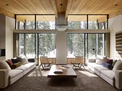 Дизайн гостиной в доме в современном стиле с большими окнами
