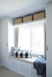 Дизайн спальни с шкафом вокруг окна