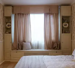 Дызайн спальні з шафай вакол акна
