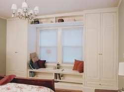 Дизайн спальни с шкафом вокруг окна