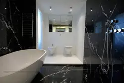 Ванна бөлмесінің фото дизайнындағы қара мәрмәр плиткалары