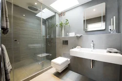 Ümumi tualeti olan müasir vanna otağının dizaynı