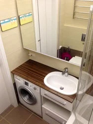 Стиральная машина под раковиной в маленькой ванной фото