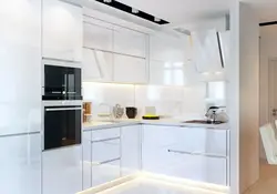 Интерьер кухни с белым глянцевым гарнитуром