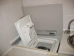 Вертыкальная пральная машына ў інтэр'еры ваннага пакоя