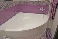 Kiçik vanna otağı fotoşəkilində künc küveti