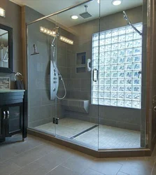 Дизайн ванны с душевой кабиной и туалетом с окном