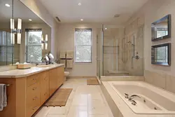 Дызайн ванны з душавой кабінай і туалетам з акном
