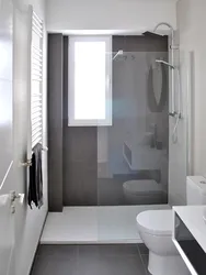 Дызайн ваннай і туалета з душавой у доме з акном
