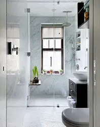 Pəncərəli bir evdə duşlu vanna otağı və tualetin dizaynı