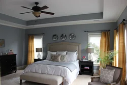 Серый натяжной потолок в интерьере спальни