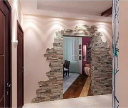 Koridor divar kağızı ilə interyerdə dekorativ daş